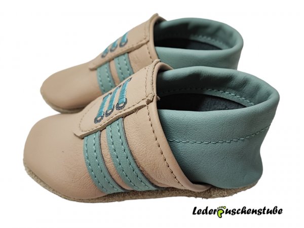 Lederpuschen als Turnschuh beige-pastelltürkis, Schnürsenkel gestickt anthrazit pasteltürkis und Streifen pastelltürkis